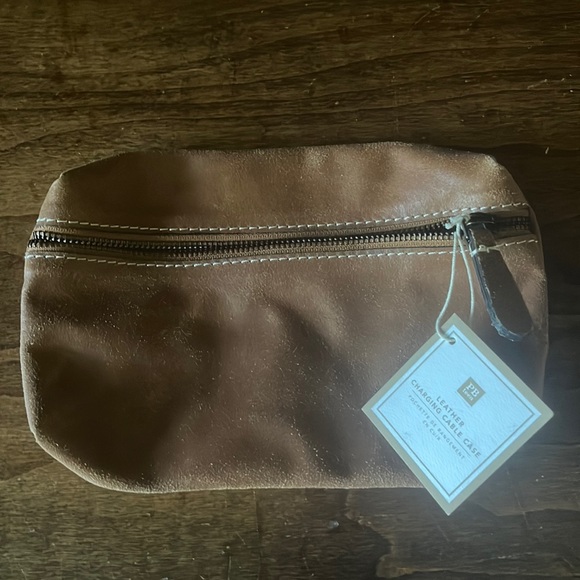 Pottery Barn Accessories Pottery Barn Classic Leather Charging Cord